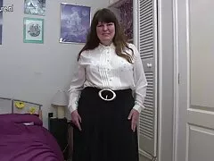 Młody chłopak kładzie sex grupowy online kapelusz na pieprzonym samochodzie