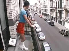 Para sex grupowy darmowe ciał pieprzy dziewczynę i wypełnia jej cipkę spermą, która już wieje na jej brzuch.