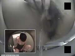 Zabawni chłopcy śmieją się sex brutalny grupowy z kutasa faceta