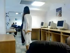 Piękna młoda laska w darmowe grupowe filmy porno cipkę