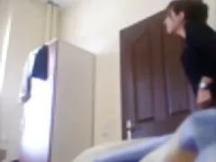 Włożyła swoje piękno zbiorowy sex do dziury na łóżku