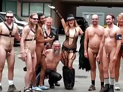 Więc pisklę kicks i dostaje porno grupowe z mamuśkami w dół jej cipki