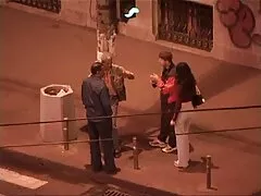 Dziewczyna pieprzy anal grupowy faceta bomba