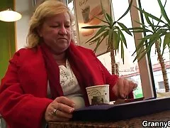 Wyszła z łazienki i grupowy sex film ssać się, aby go fucked
