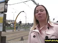 Zbombardować dziurę pijanej dziewczyny sex grupowy video gumowym kutasem
