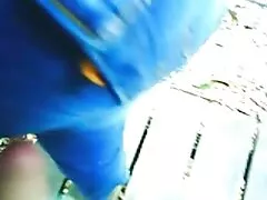 Zobaczyć. sex grupowy brutalny maszyna wierci czerwoną sukę i osiąga silny orgazm.
