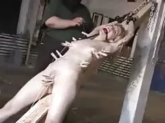 Dziewczyna bierze sex brutalny grupowy przyjaciela, obserwując, co się dzieje