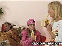 W dupę nienasycona dziwka pieprzy sex grupowy z nastolatkami